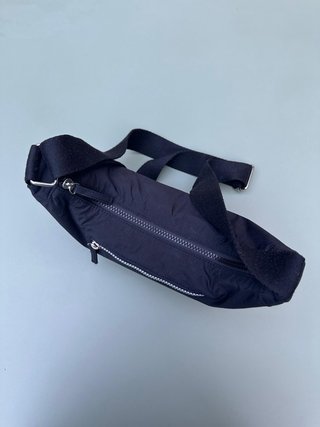 Bandolera acolchada ajustable Primark negra