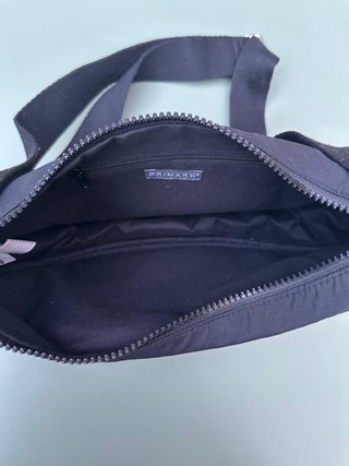 Bandolera acolchada ajustable Primark negra