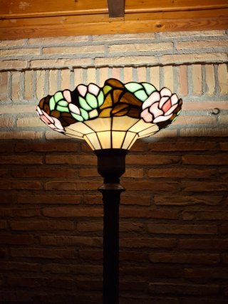 Lámpara de pie estilo Tiffany cristal y metal