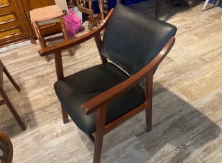 Sillas de Madera y tapizado simil Cuero
