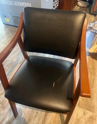 Sillas de Madera y tapizado simil Cuero