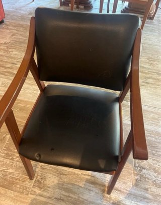 Sillas de Madera y tapizado simil Cuero