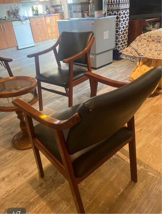 Sillas de Madera y tapizado simil Cuero