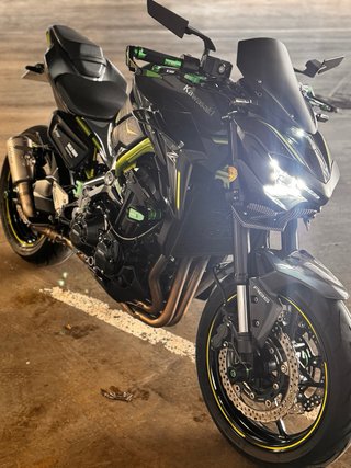 Kawasaki Z900 Negra y Verde
