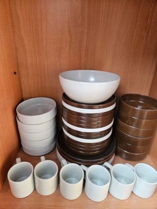 Juego vajilla barro Ikea marrón y blanco
