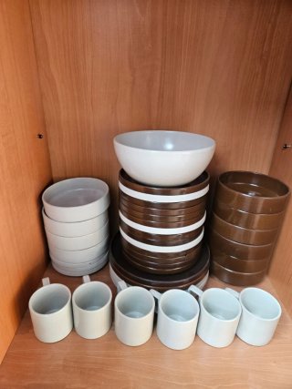 Juego vajilla barro Ikea marrón y blanco