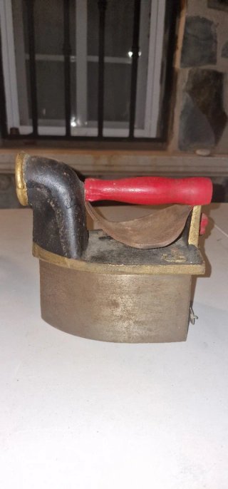 Plancha antigua de carbón de hierro