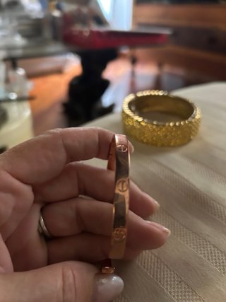 Bracciale dorato con incisioni