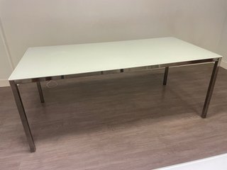 Mesa de cristal y metal, oficina o comedor