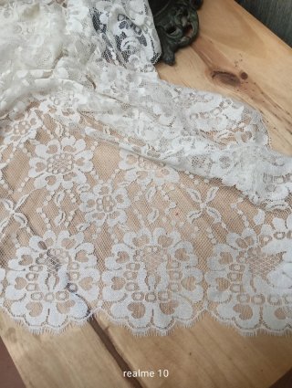 Mantilla de encaje beige/blanco y peineta ,guantes