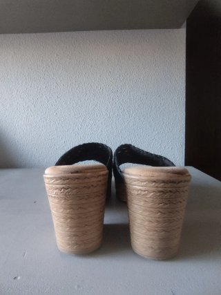 Zuecos negros crochet.