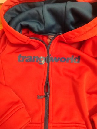 Sudadera con capucha roja y azul