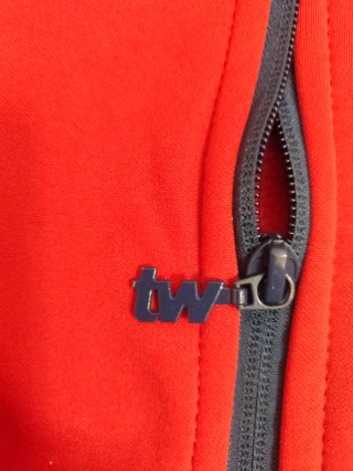Sudadera con capucha roja y azul