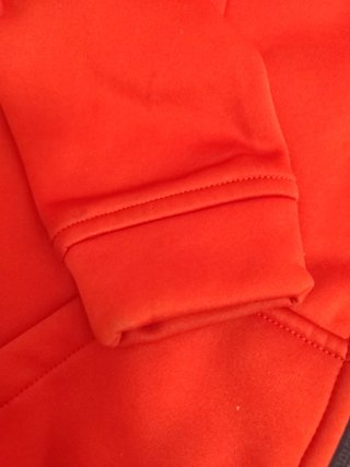 Sudadera con capucha roja y azul