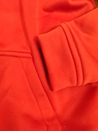 Sudadera con capucha roja y azul