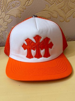 Cappello trucker arancione e bianco