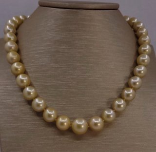 Collar de perlas doradas