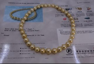Collar de perlas doradas