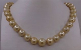 Collar de perlas doradas