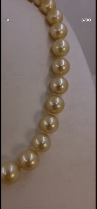 Collar de perlas doradas