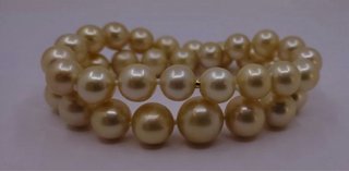 Collar de perlas doradas