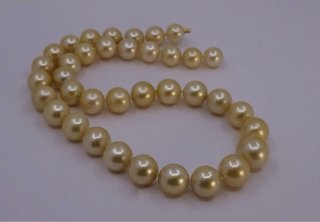 Collar de perlas doradas