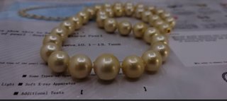 Collar de perlas doradas