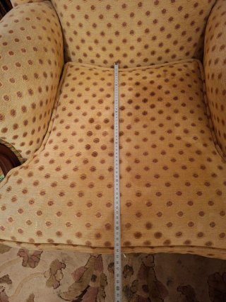 Butaca de madera y tela beige