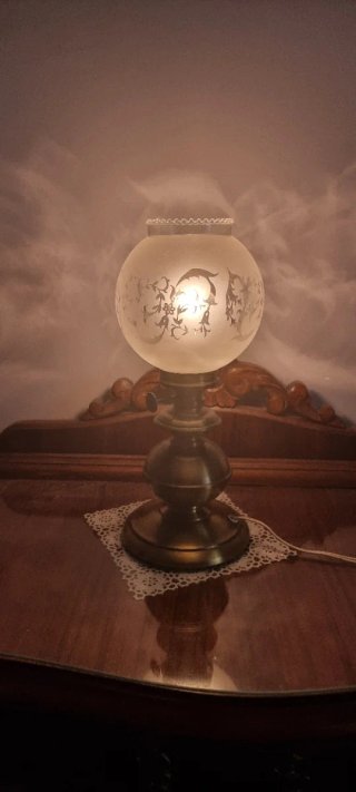 Lámpara de mesa dorada y cristal