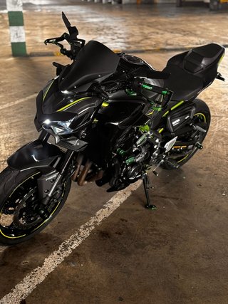 Kawasaki Z900 Negra y Verde