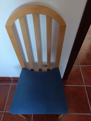 Tres Sillas de Madera y Tela Azul.