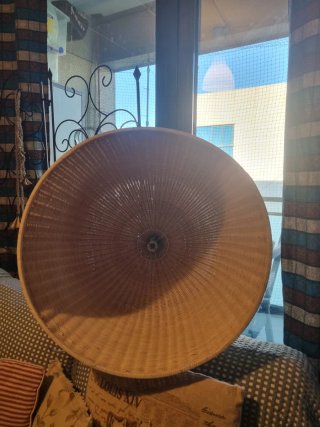 Lámpara de mimbre beige. 60 cm.