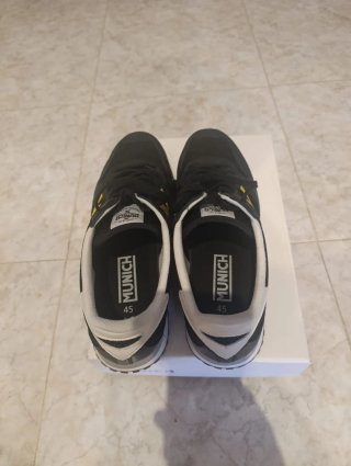 Zapatillas Munich Negras y Amarillas Nuevas
