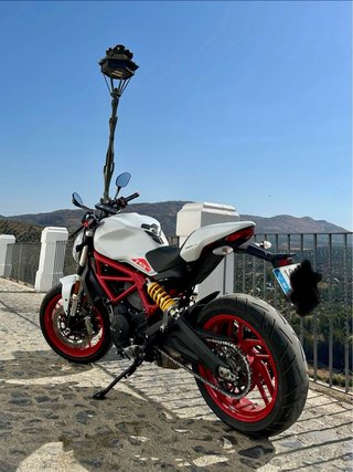 Ducati Monster 797 Blanca y Roja