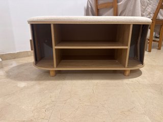 Banco zapatero con asiento beige y madera