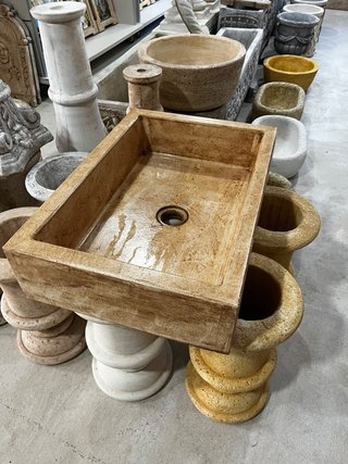 Lavabo rústico de piedra y porcelana
