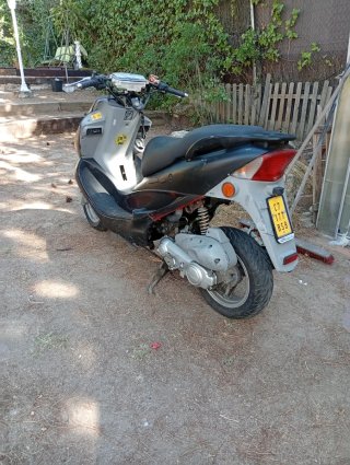 Kymco Betwin 50 Etiqueta Negra