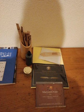 Kit per scrittura araba: libri e penne