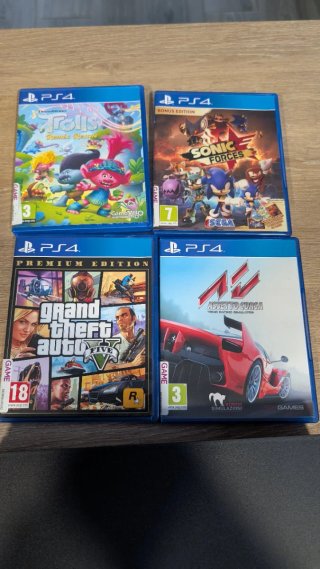 PS4 Pro Negra + 4 Juegos + Mandos