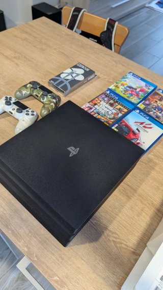 PS4 Pro Negra + 4 Juegos + Mandos