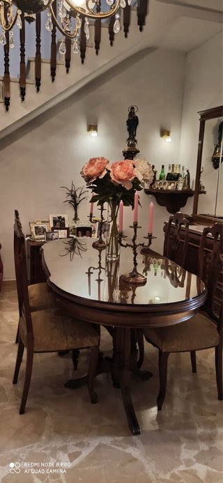 Mesa de salón madera, cristal y sillas.