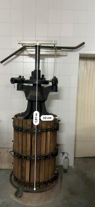 Prensa de vino antigua de madera