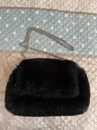 Bolso de pelo negro de Pull&Bear