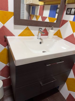 Mueble de baño y espejo de madera