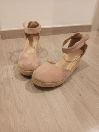 Alpargatas cuña beige y rosa