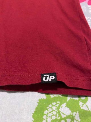 T-shirt Vermelha UP (Universal) Tam. S - Impecável