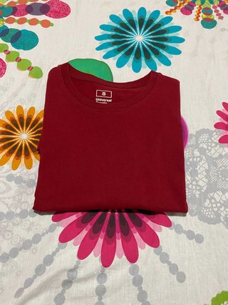 T-shirt Vermelha UP (Universal) Tam. S - Impecável