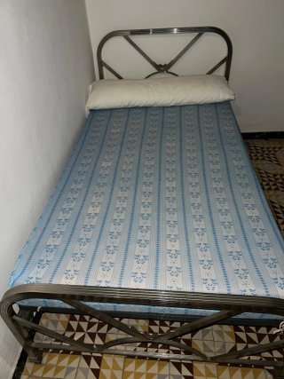 Cama antigua de metal