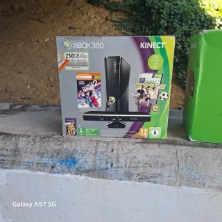 Xbox 360 Kinect 250GB con 3 giochi