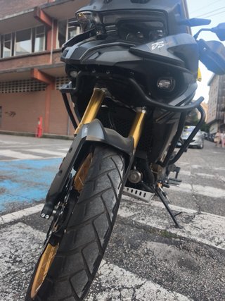 Voge 625 DSX Negra y Dorada